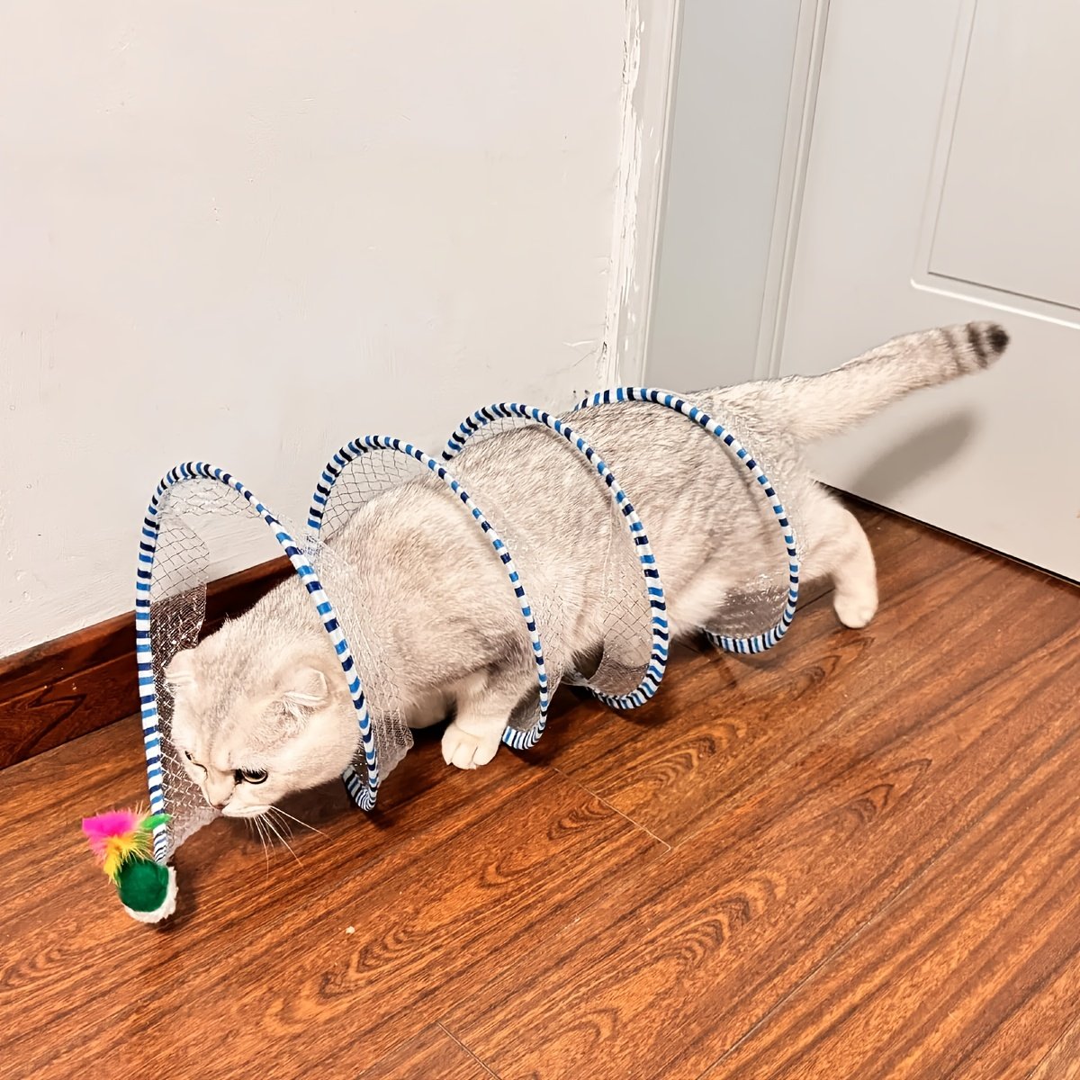 Deux tunnels pour chats en forme de ressort, pliables pour le divertissement et le jeu, tunnel spirale de chasse, équipés de jouets en plume et de souris, adaptés aux chatons, jouets d'intérieur pour chats. – Image 11